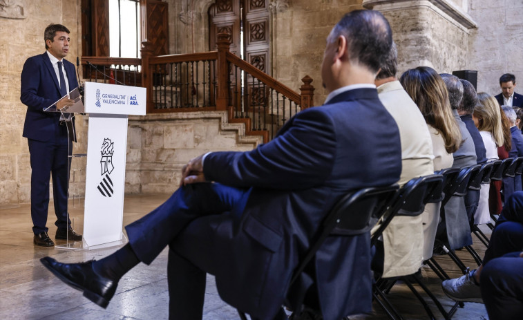 Mazón registra en Les Corts el escrito de renuncia de presidente