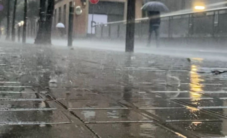 Vídeos: Calles y buses inundados por las lluvias torrenciales en Catalunya