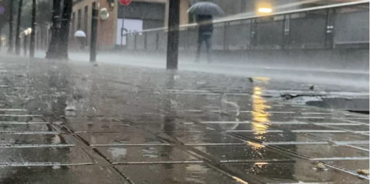 Vídeos: Calles y buses inundados por las lluvias torrenciales en Catalunya