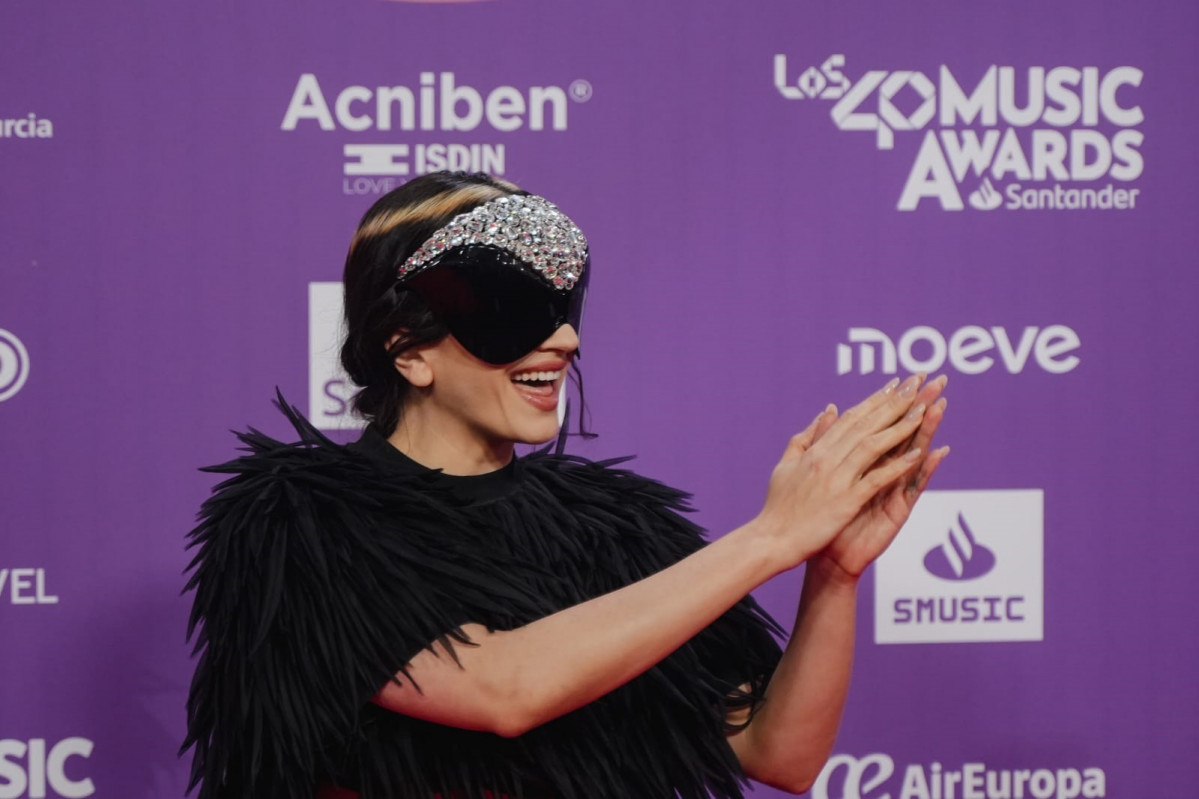 Rosalía posa en la alfombra roja de LOS40 Music Awards Santander 2025 en el Roig Arena de València.