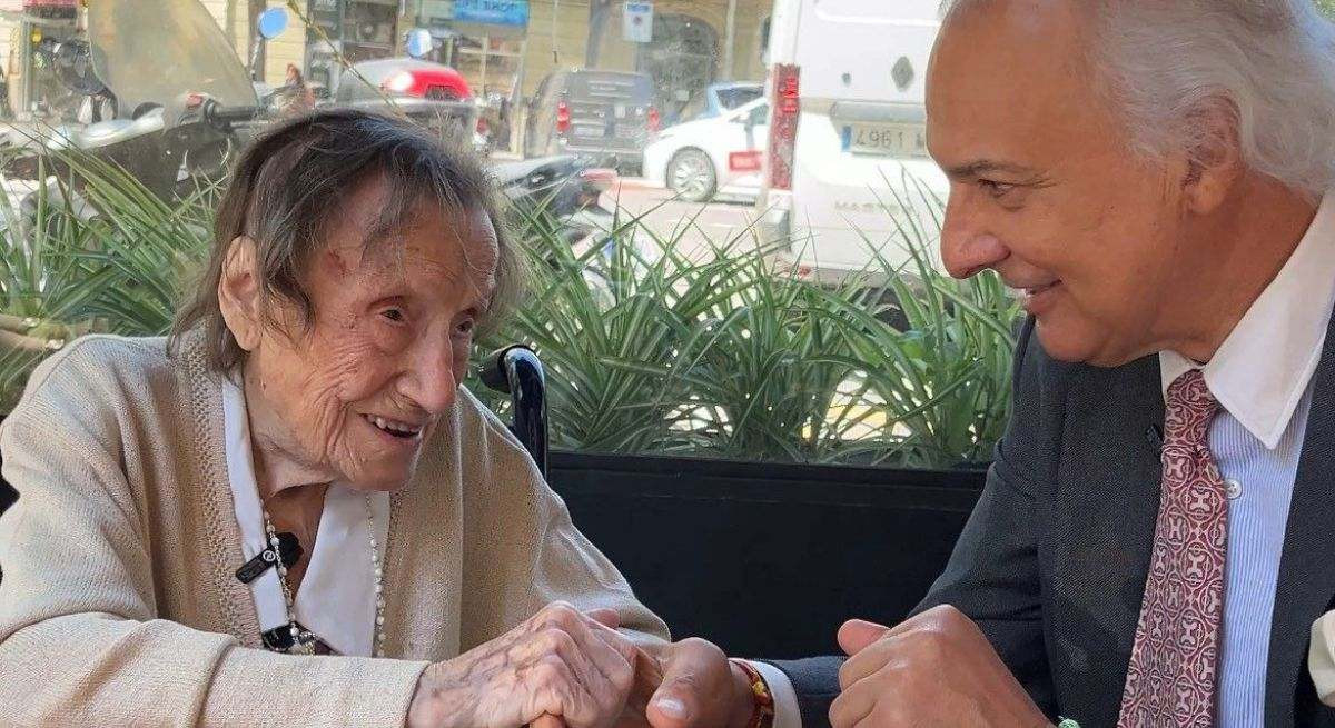 Angelina torres con el doctor manuel de la pena