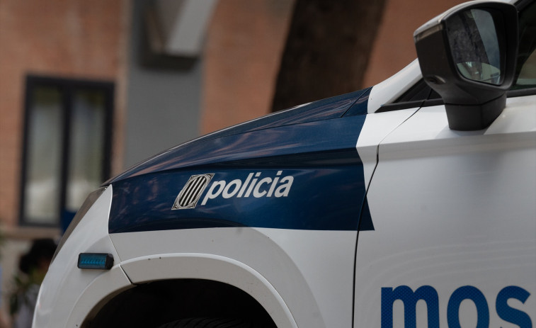Dos menores apuñalan a otro joven cerca de la estación de tren de Mollet para robarle