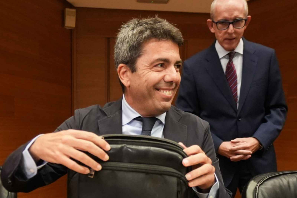 El president en funciones Carlos Mazón sonríe antes de la comparecencia en la Comisión de Investigación por la DANA