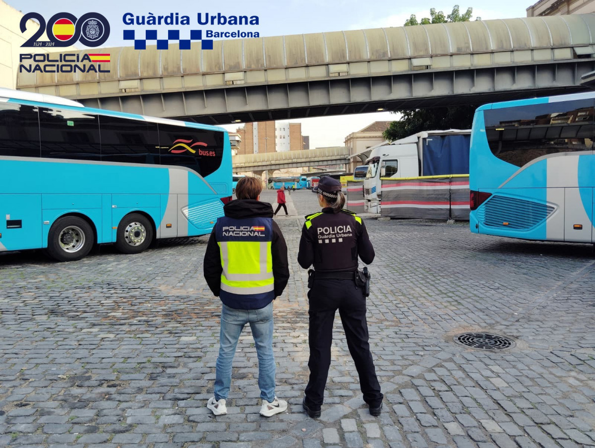 Agentes de la Policía Nacional y de la Guàrdia Urbana de Barcelona (GUB) en la estación de autobuses Barcelona Nord