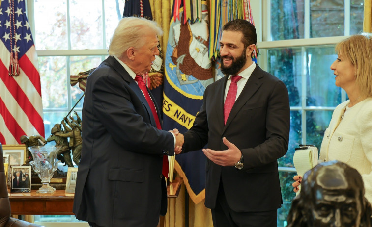 Nuevo espectáculo de Trump: rocía al presidente de Siria con su perfume y le pregunta cuántas mujeres tiene