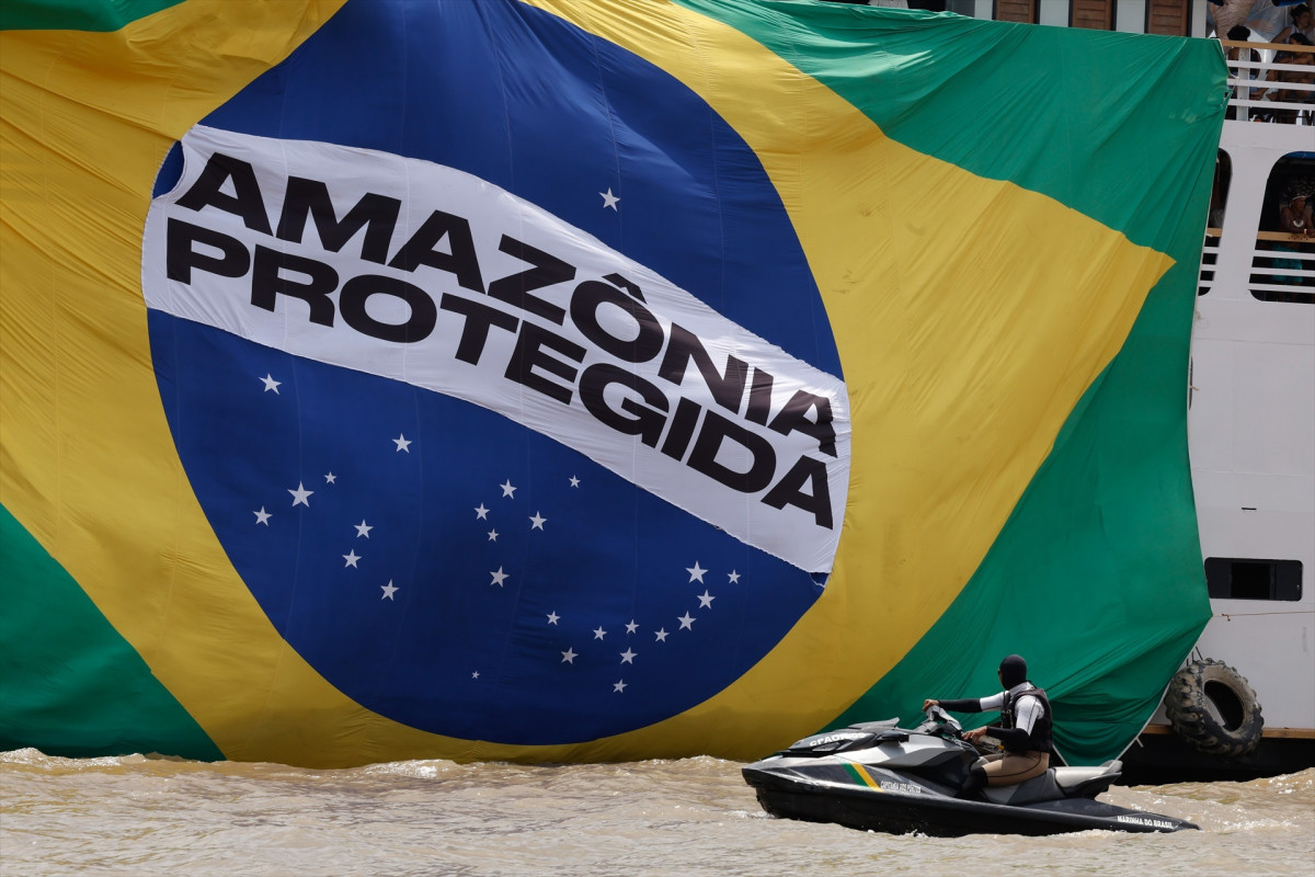 EuropaPress 7097638 12 november 2025 brazil belem huge brazilian flag with the inscription