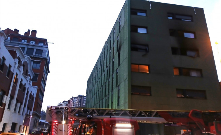 Fallece el hombre que saltó por la ventana para escapar del incendio de su vivienda en Baracaldo