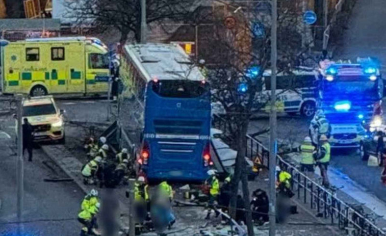 Brutal accidente en Estocolmo: un autobús se estrella contra una parada y deja varios muertos