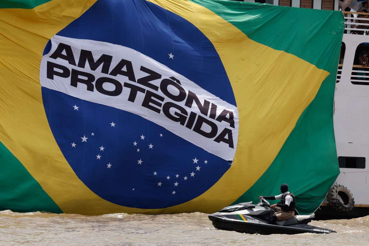 EuropaPress 7097638 12 november 2025 brazil belem huge brazilian flag with the inscription