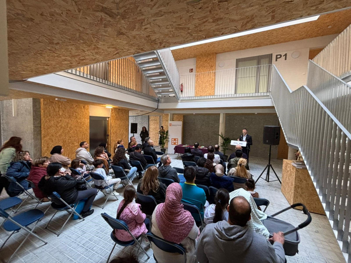 Entrega de llaves de una promoción de viviendas de alquiler con protección oficial en Igualada