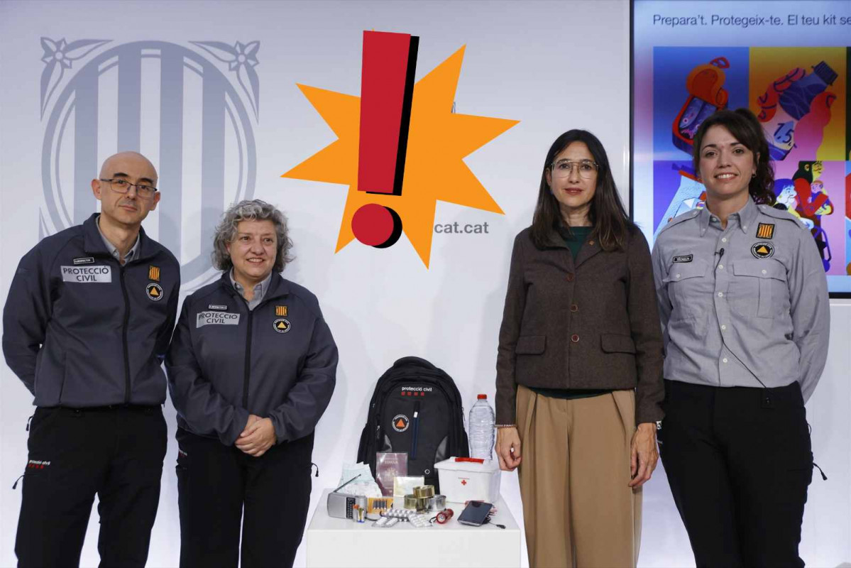 Alerta; La consellera de Interior y Seguridad Pública, Núria Parlon, con responsables de Protecció Civil y el kit de emergencias que se recomienda a la ciudadanía   KIKE RINCÓN   EUROPA PRESS