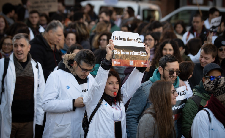 Paro masivo de los médicos catalanes: convocan cuatro días de huelga en diciembre y enero