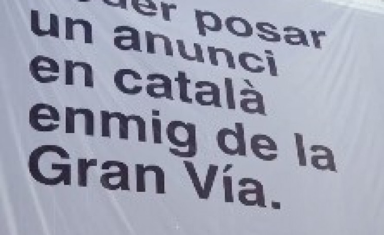VIDEO | Madrid amanece con un mensaje en catalán en Gran Vía