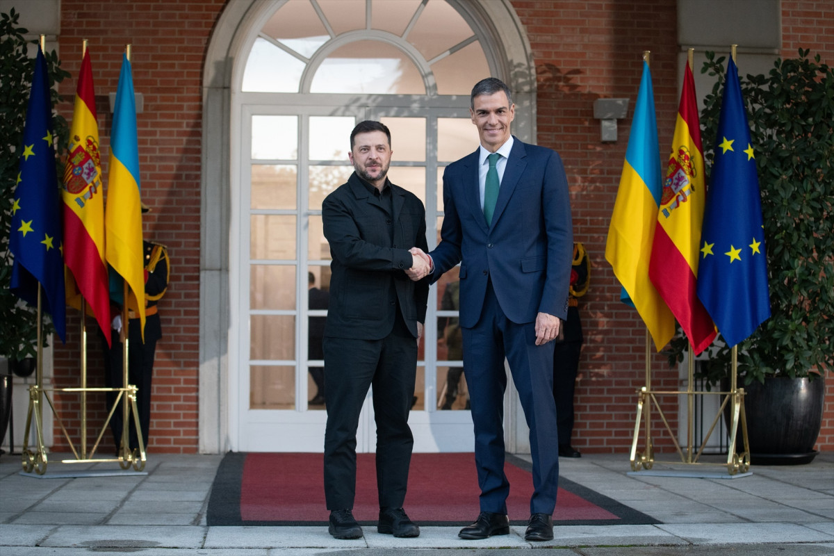 EuropaPress 7109057 presidente gobierno pedro sanchez recibe presidente ucrania volodimir