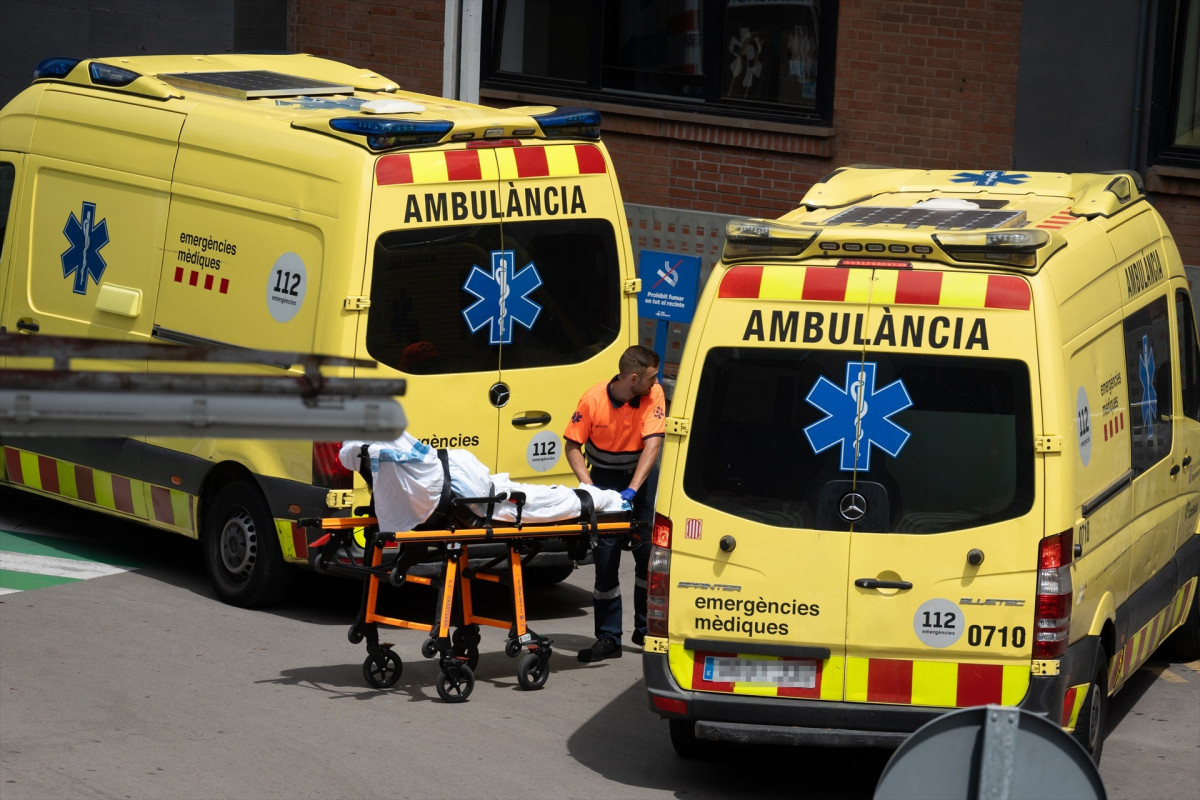 EuropaPress 6092906 sanitarios trabajan ambulancia 16 julio 2024 barcelona catalunya espana