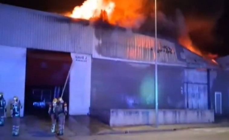 Controlado el incendio en Malgrat de Mar tras destruir tres naves industriales