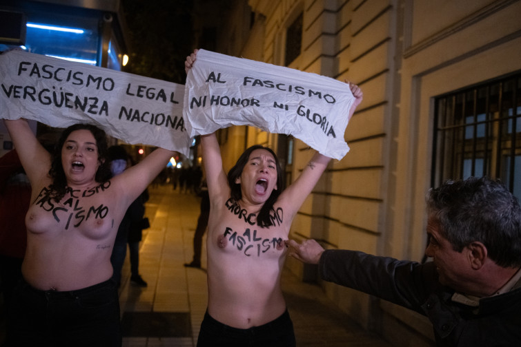 VIDEO | Un agresor toca el pecho a activistas de Femen en la misa por Franco