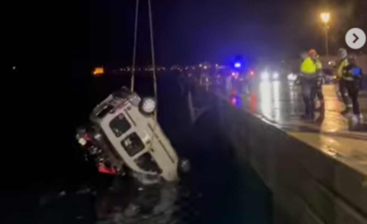 Muere tras caer con su furgoneta al agua mientras desembarcaba del ferry en Ciutadella