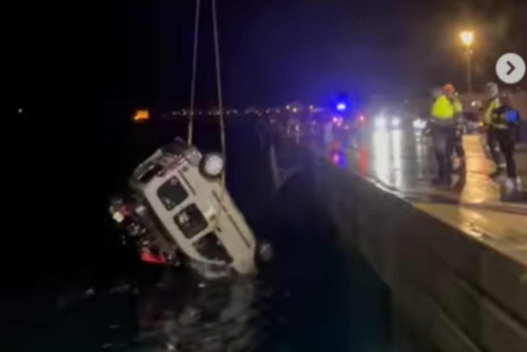 Muere tras caer con su furgoneta al agua mientras desembarcaba del ferry en Ciutadella