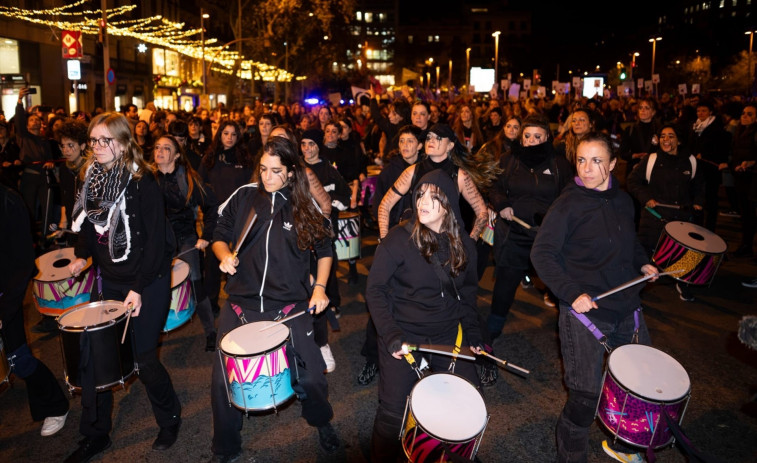 Barcelona se tiñe de feminismo en un 25N histórico: voces que exigen el fin de la violencia machista