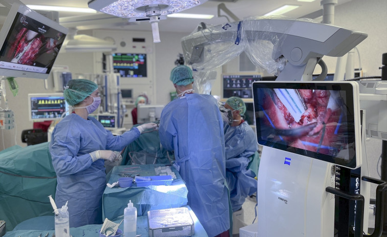 El Hospital de Bellvitge forma a especialistas en cirugías cerebrales con el paciente despierto