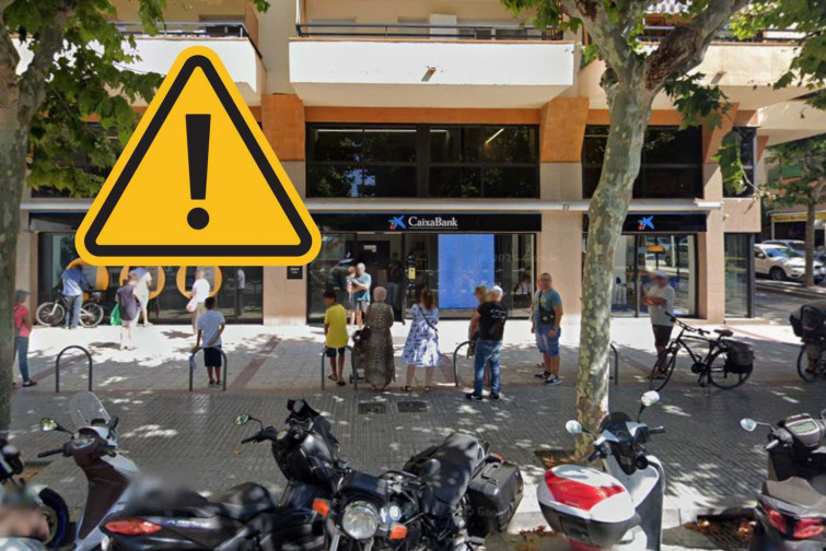 Un hombre entra en una oficina de Caixabank de Salou y apuñala al subdirector