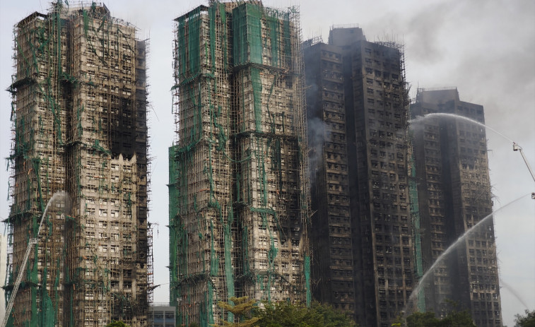 VÍDEO | El complejo residencial de Hong Kong sigue ardiendo: al menos 83 muertos y cientos de desaparecidos
