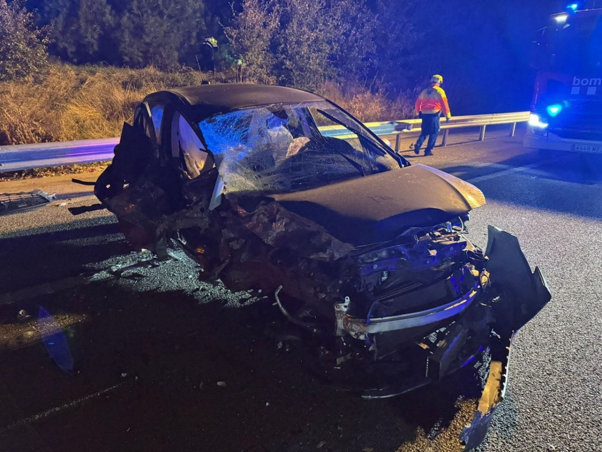 El coche accidentado en Aiguaviva (Girona)
