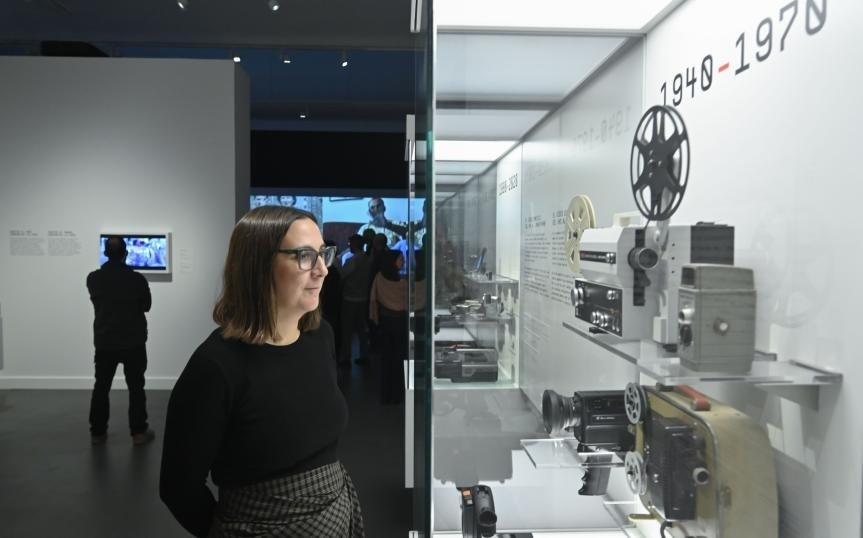 EuropaPress 7142678 mujer observa camara expuesta