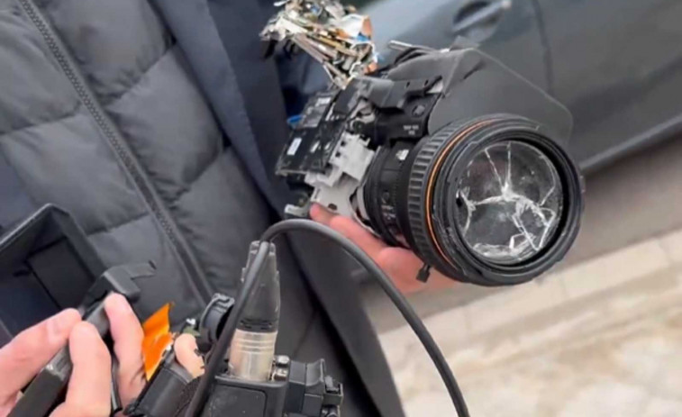 VÍDEO | Brutal agresión a periodistas de La Sexta en Badalona: así quedó destrozada su cámara