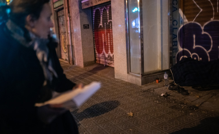Más de 500 personas recorren las calles de Barcelona para hacer el recuento anual de personas sin hogar