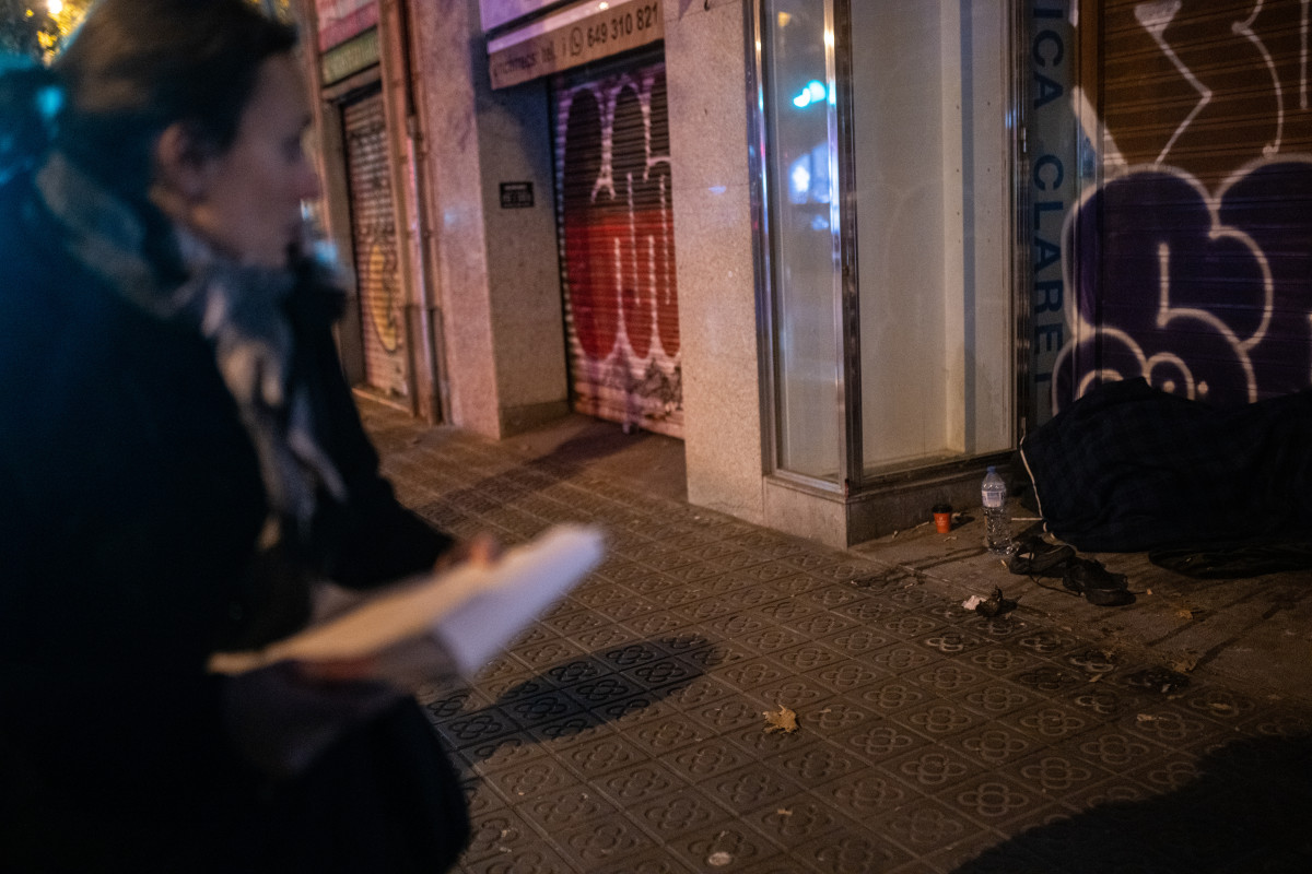 EuropaPress 7146743 persona durmiendo calle diciembre 2025 barcelona espana arrels fundacio
