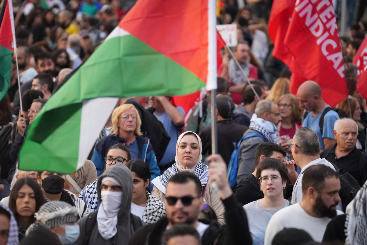 EuropaPress 7029368 varias personas sostienen pancartas banderas palestina kufiyas marcha