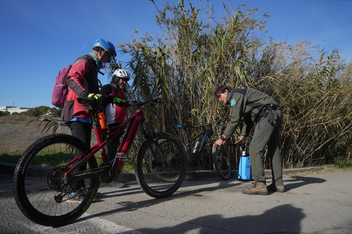 EuropaPress 7150253 agente rural mossos desquadra desinfecta bicicletas ciclistas zonas