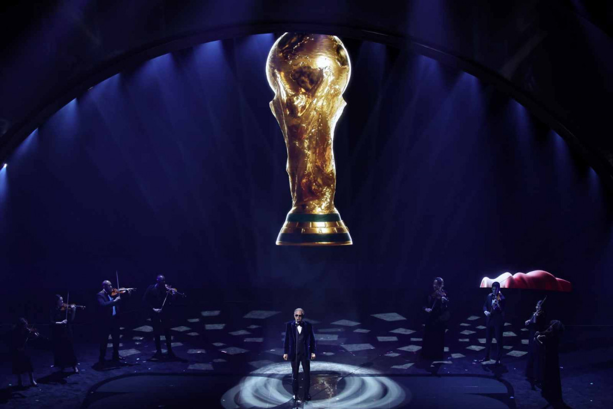 4 de diciembre de 2025, EE. UU., Washington El tenor italiano Andrea Bocelli actúa durante el sorteo de la Copa Mundial de la FIFA 2026 en el Centro John F. Kennedy para las Artes Escénicas de Was