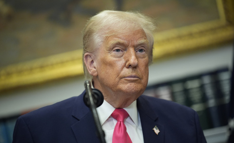 Donald Trump hace de la bruja Lola con Europa