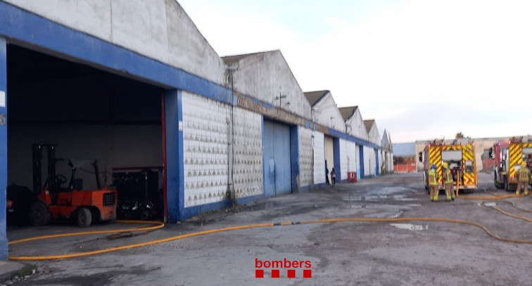 Un fuego quema veinticinco vehículos en una nave industrial de Canonja sin provocar víctimas