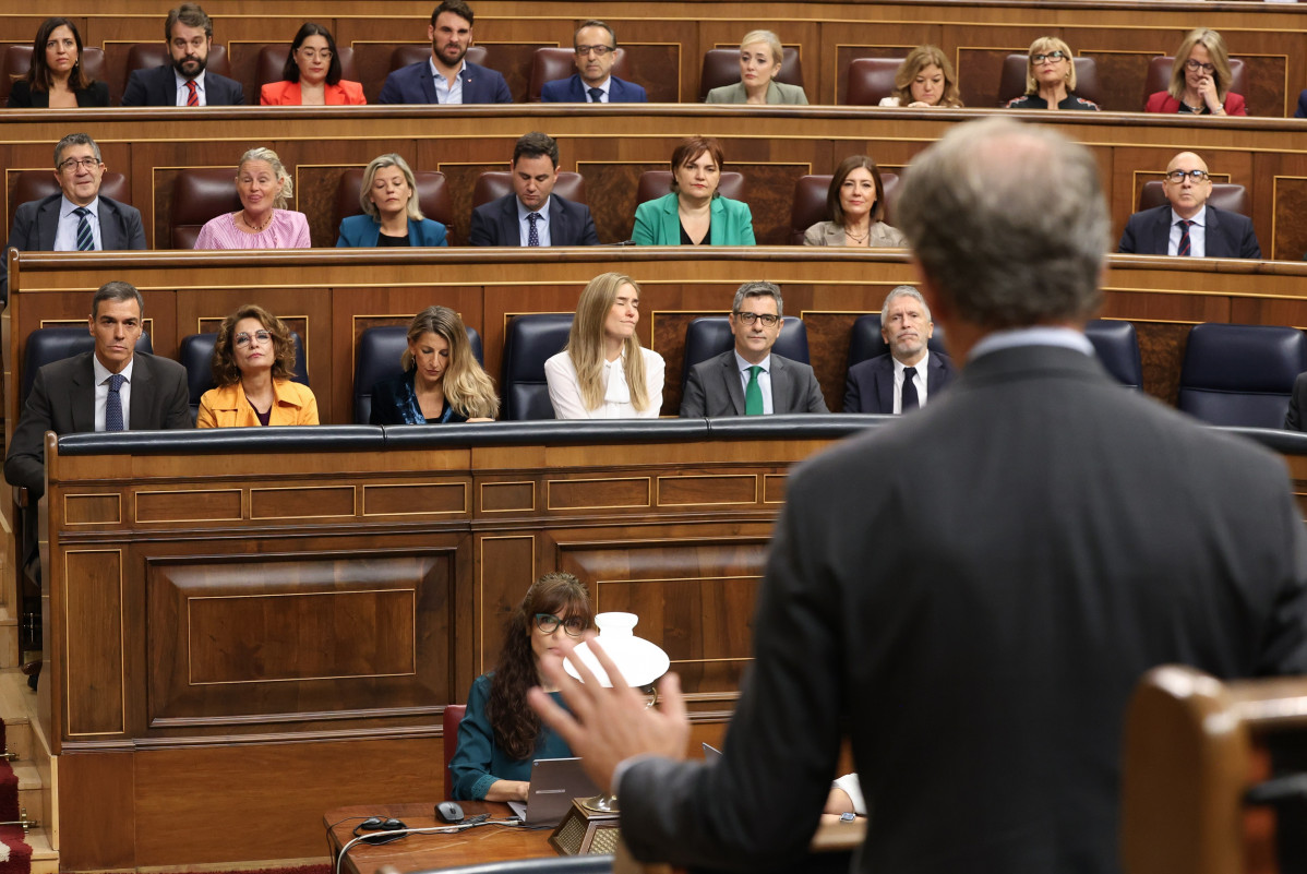 Archivo - El presidente del PP, Alberto Núñez Feijóo se dirige a la bancada socialista, durante una sesión de control al Gobierno, en el Congreso, a 15 de octubre de 2025, en Madrid (España).