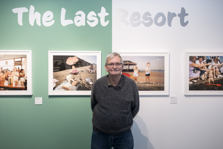 Fallece Martin Parr, fotógrafo británico que capturó la esencia de la clase media y el consumismo global