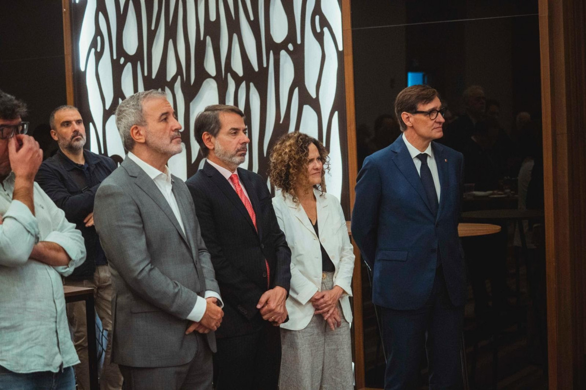 El alcalde de Barcelona, Jaume Collboni, y el presidente de la Generalitat, Salvador Illa, durante un desayuno con editores en Guadalajara