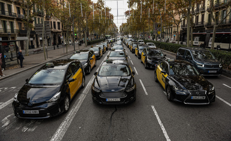 Huelga de taxi en Barcelona: cortes en Gran Via y desacuerdo entre asociaciones