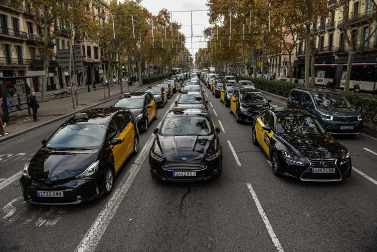 Taxis parados en la Gran Via de Barcelona