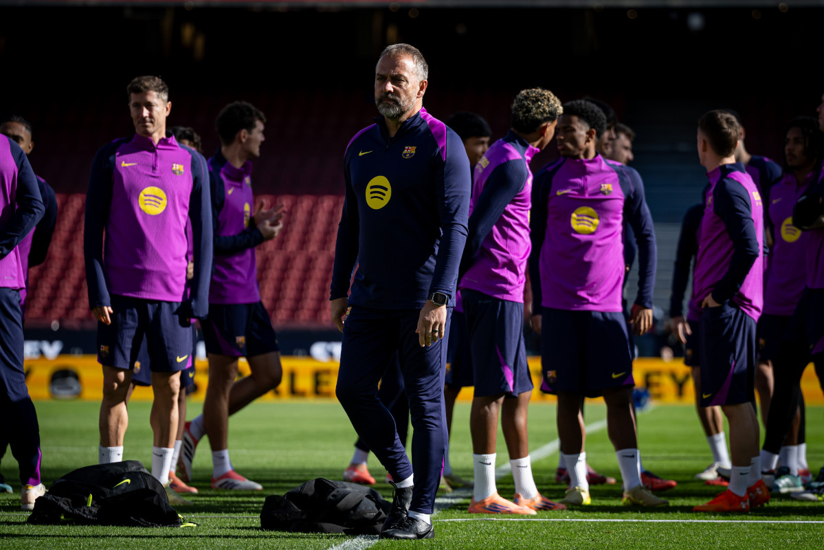 EuropaPress 7083104 07 november 2025 spain barcelona barcelona head coach hansi flick in action