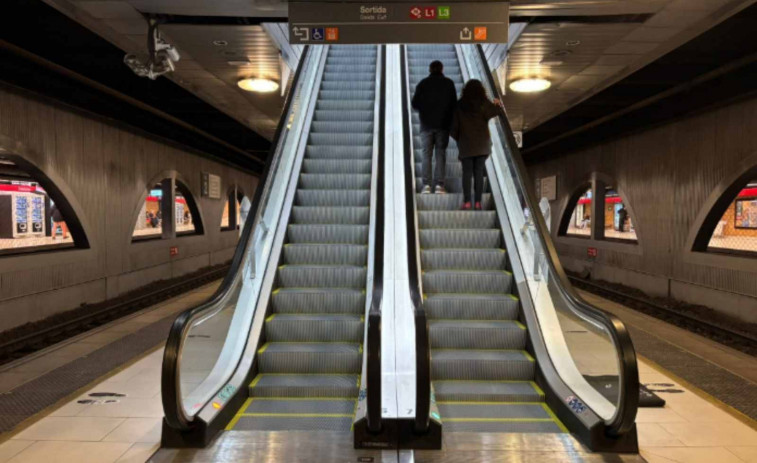 Renfe renueva los dos primeras escaleras mecánicas de la estación de Plaza de Catalunya de Rodalies