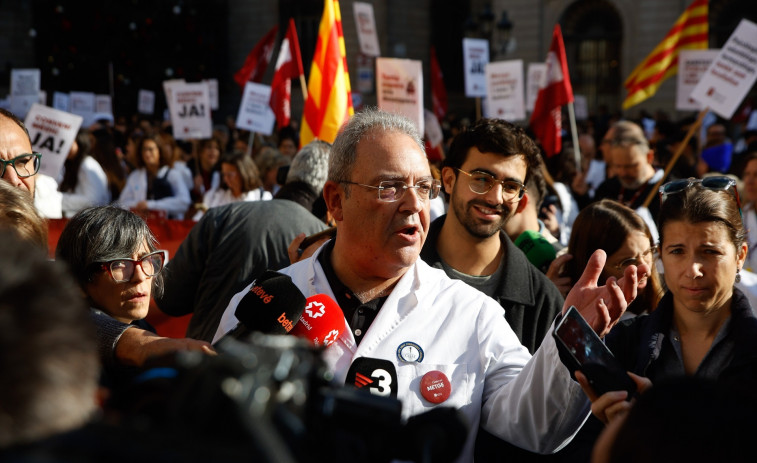 Los médicos se manifiestan en Barcelona para pedir un convenio propio y el fin de las guardias de 24 horas