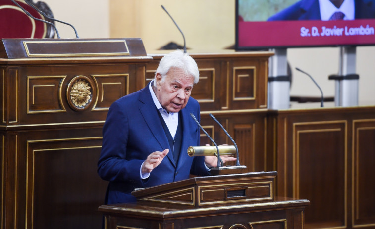 Felipe González coincide en un acto con Feijóo y pide que el rey Juan Carlos I vuelva a España