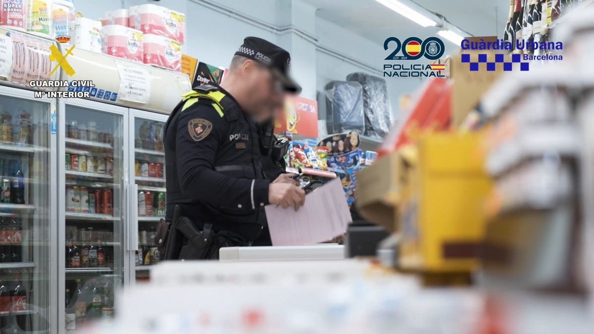 EuropaPress 7162924 agente guardia urbana inspecciona supermercado barcelona