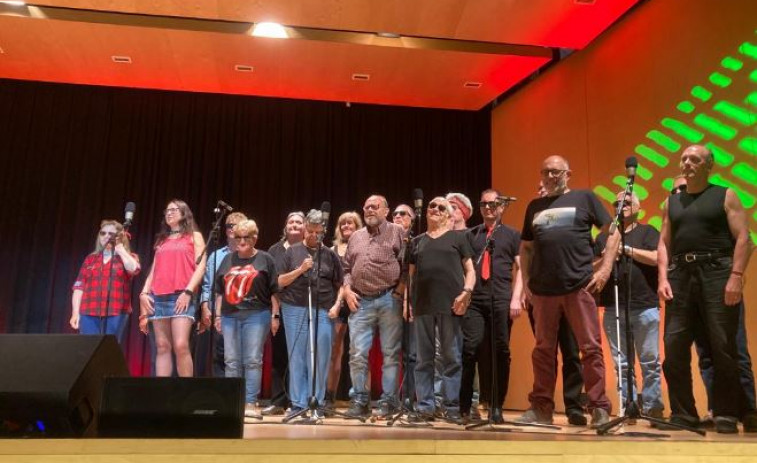 Cinco años cantando sin barreras: la Coral Sis Punts i Veus homenajea a Santa Llúcia