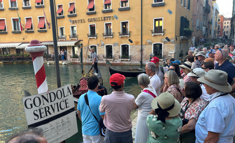 VIDEO | Una mujer en Venecia roba un barco de reparto y choca contra el histórico Puente de Rialto