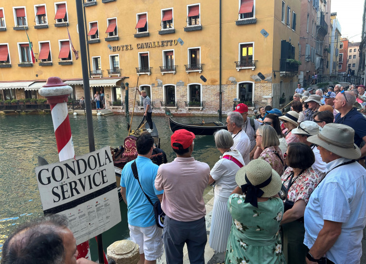 VIDEO | Una mujer en Venecia roba un barco de reparto y choca contra el histórico Puente de Rialto